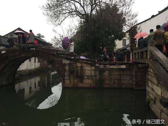 女子称打拼车还40秒结束上车，被司机训斥迟到，赶下车后威胁围堵